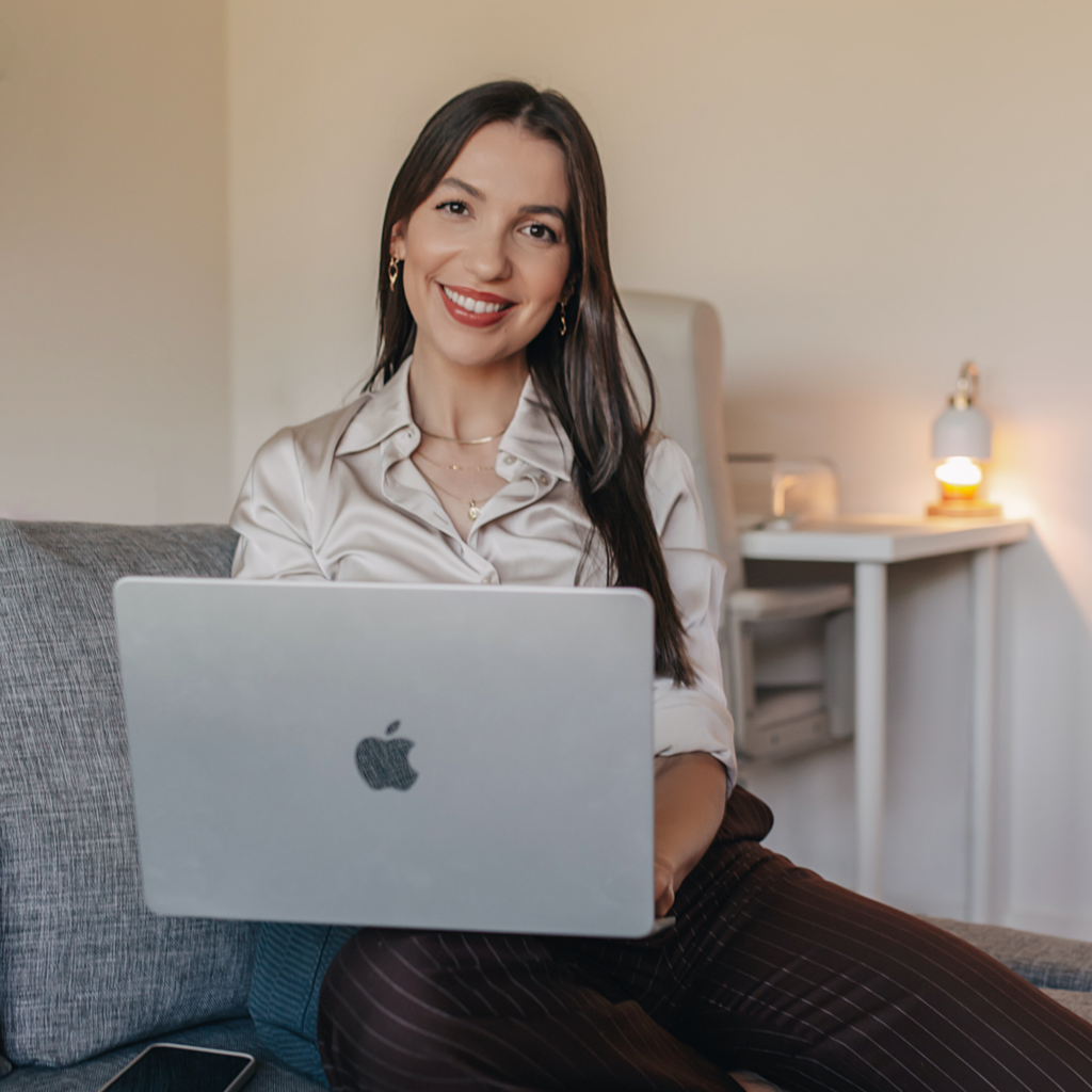 mulher com laptop sorrindo